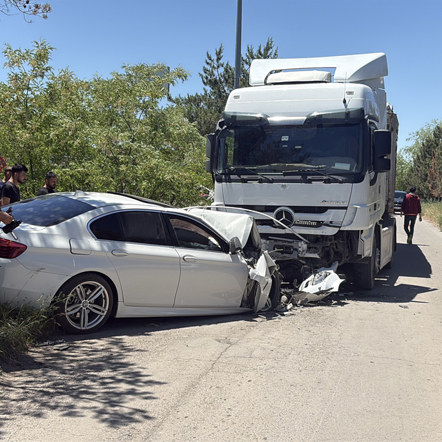 TIR ile çarpışan otomobilin sürücüsü öldü