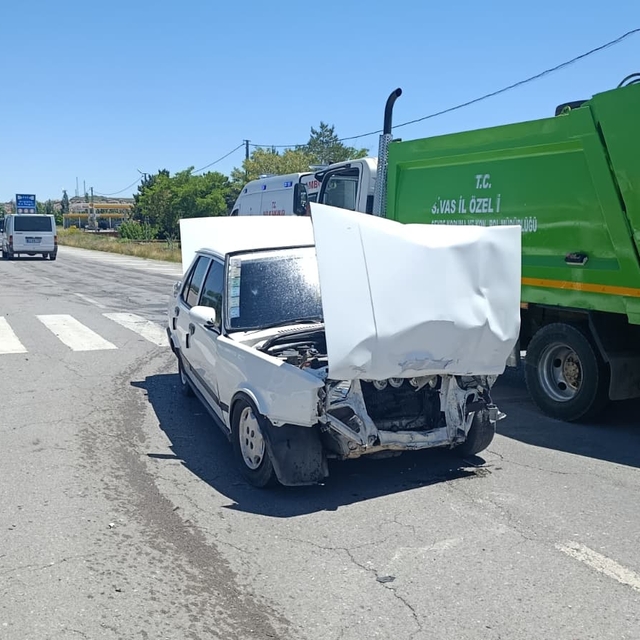 Şarkışla'da iki otomobilin çarpıştığı kazada 2 kişi yaralandı