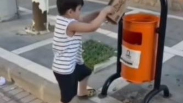 Sokaktaki çöpleri toplayıp kutuya atan minik Aras'a belediyeden hediye