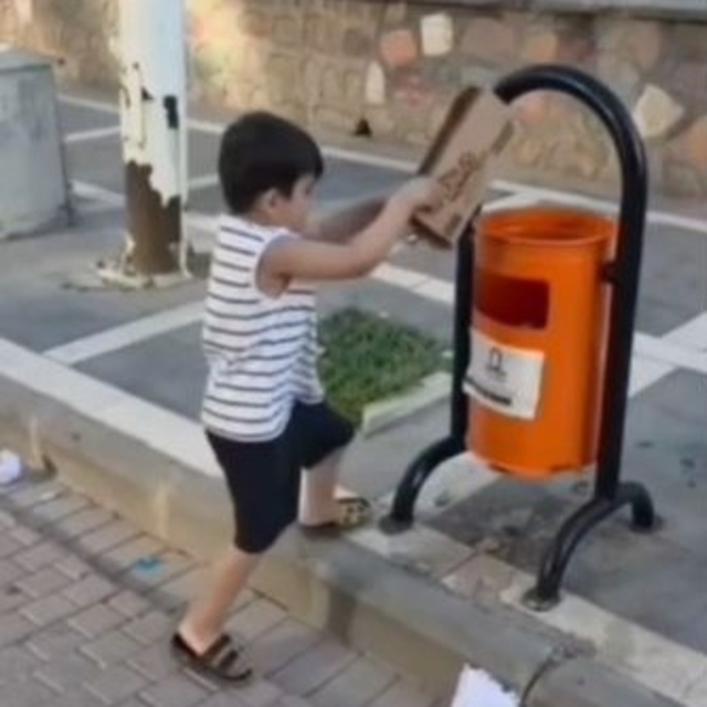 Sokaktaki çöpleri toplayıp kutuya atan minik Aras'a belediyeden hediye
