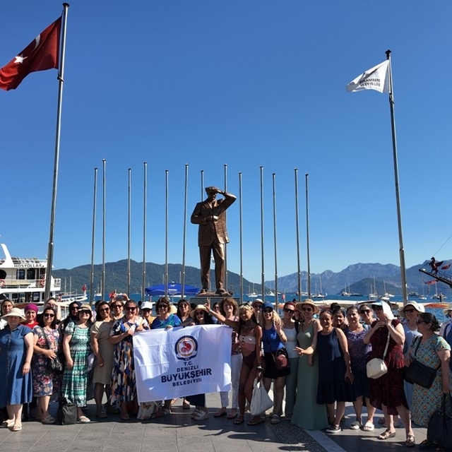 Denizli Büyükşehirin kurslarıyla yüzme öğrenen kadınlar denizle buluştu