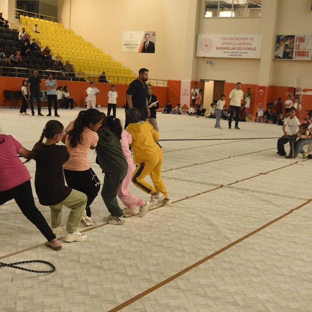Bitlis'te geleneksel çocuk oyunları şenliği