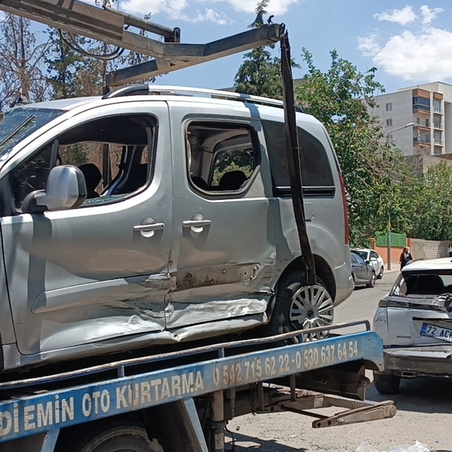 Batman'da otomobil ile hafif ticari araç çarpıştı: 1 yaralı