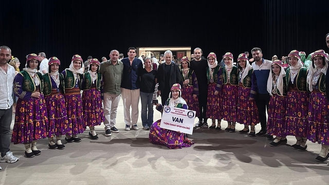 Vanlı kızlar halk oyunlarında tarih yazdı
Tuşba Sanat Spor Kulübü üst üste ikinci kez Türkiye ikincisi oldu