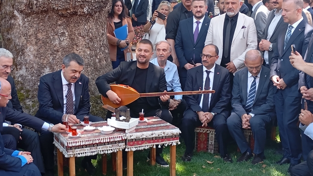 Bakan Tekin Bursa'da çınar altında türkü söyledi, Anadolu peynirlerini tattı