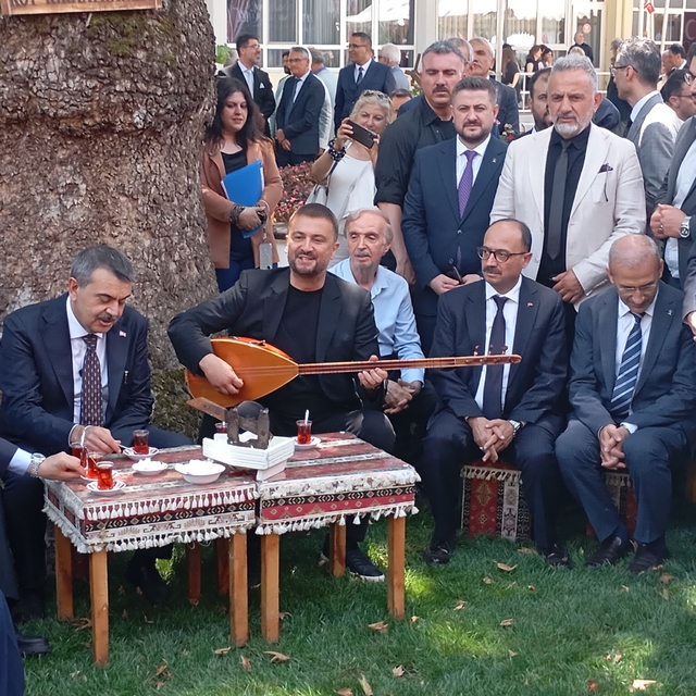 Bakan Tekin Bursa'da çınar altında türkü söyledi, Anadolu peynirlerini tatt...