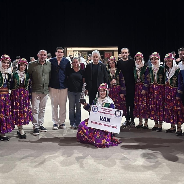 Vanlı kızlar halk oyunlarında tarih yazdı
Tuşba Sanat Spor Kulübü üst üste...