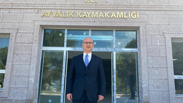 Ayvalık'ın sevilen kaymakamı Hasan Yaman Bergama Kaymakamlığına atandı
Ayvalık'ta gönüllerde iz bıraktı, Bergama kaymakamlığına atandı
