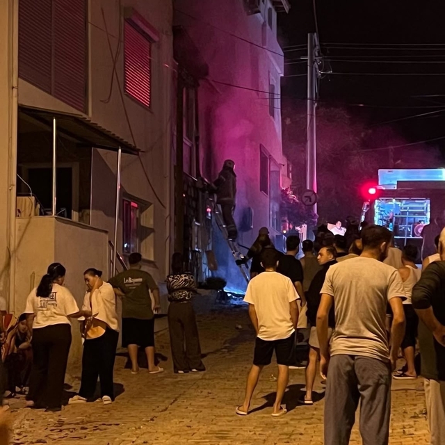 İzmir'de bir otelde çıkan yangında patlama sesi paniğe neden oldu