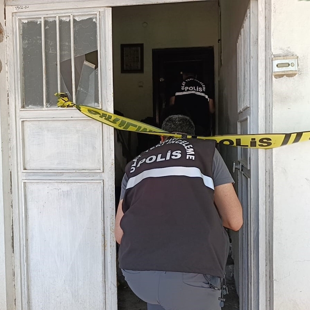 Polis memuru kaldığı evde ölü bulundu