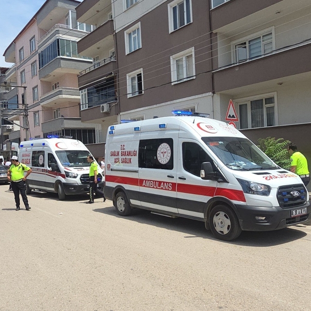 Otomobil apartman bahçesine uçtu, faciadan dönüldü