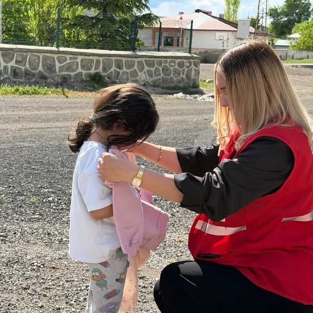 Kızılay'dan çocuklara yardım eli