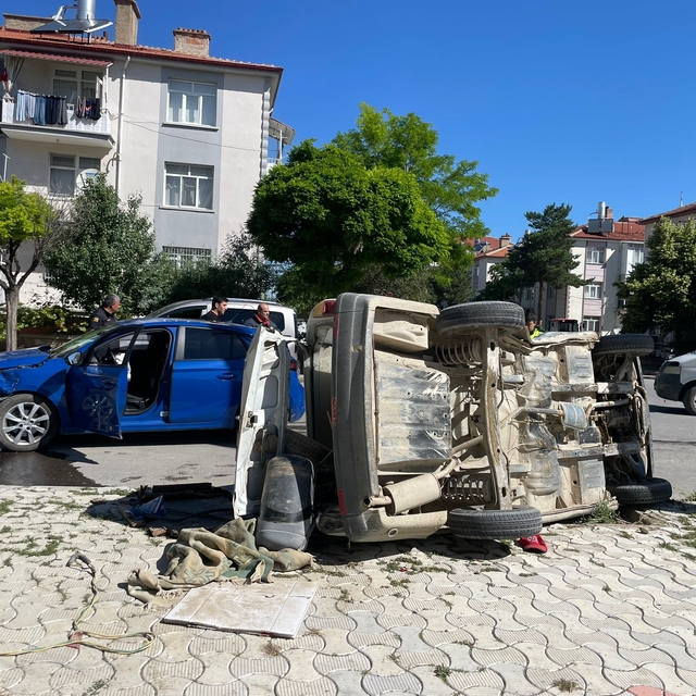 Konya'da iki otomobilin çarpıştığı kazada 3 kişi yaralandı