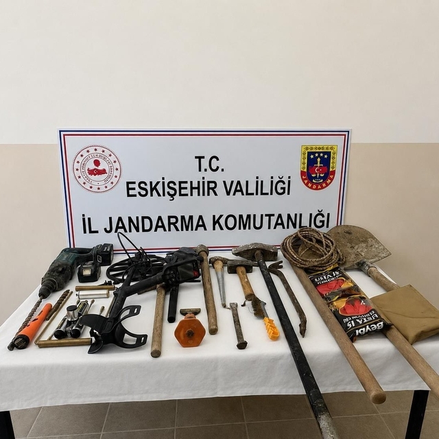 Eskişehir'de kaçak kazı yapan 3 şüpheli suçüstü yakalandı