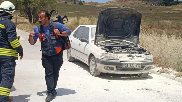 Okul önünde alev alan araca AFAD ekiplerinden hızlı müdahale