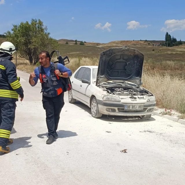 Okul önünde alev alan araca AFAD ekiplerinden hızlı müdahale
