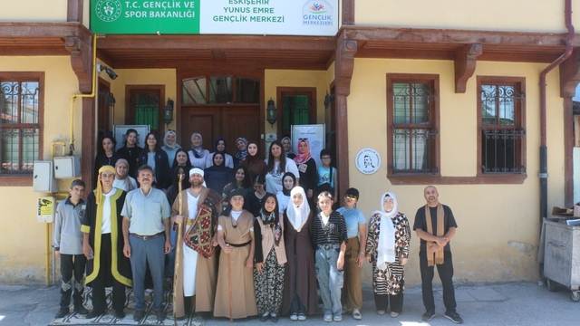 Yunus Emre'nin hayatı açık havada tiyatro oyunuyla sahnelendi
Yunus Emre Gençlik Merkezi Müdürü Nazmiye Tanışman:
"Bu sefer sanatı sokağa taşıdık"