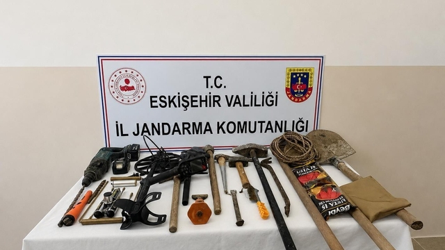 Eskişehir'de izinsiz kazı yapan 3 kişi suçüstü yakalandı