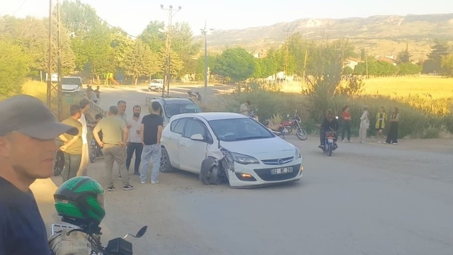 Otomobil elektrik direğine çarptı: 5 yaralı