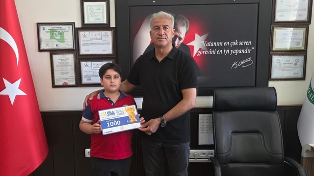 İlkokul öğrencisi kazandığı ödülü Gazze'ye gönderdi
Minik Ebubekir'den Gazze'ye anlamlı destek: Yarışma ödülünü bağışladı