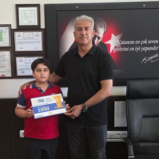 İlkokul öğrencisi kazandığı ödülü Gazze'ye gönderdi
Minik Ebubekir'den Gazz...