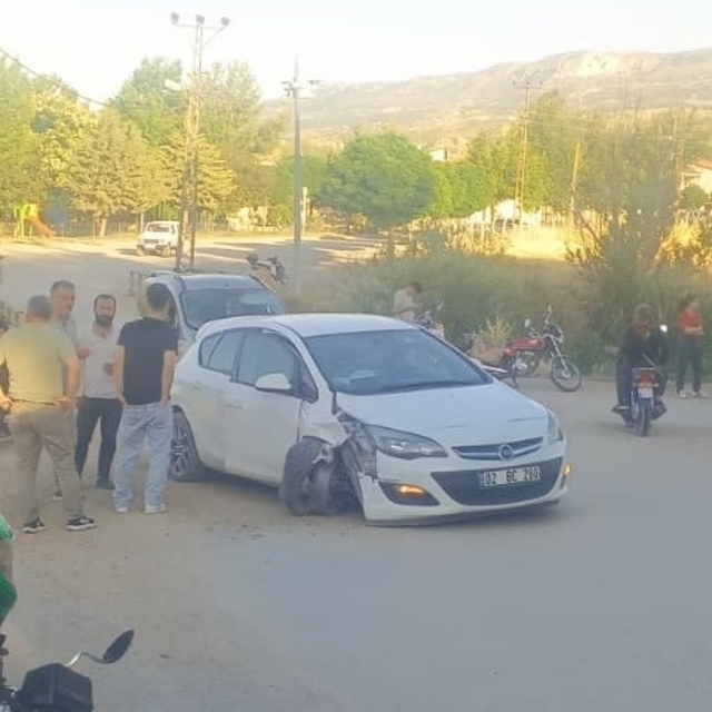 Otomobil elektrik direğine çarptı: 5 yaralı