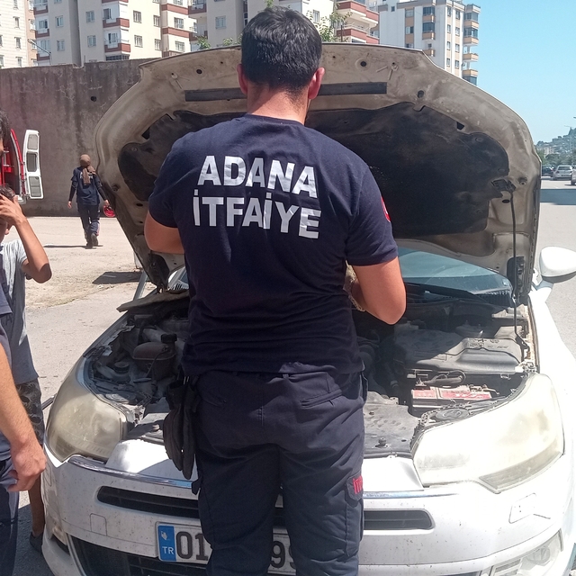 Araçların motoruna giren kedi, itfaiyeyi seferber etti