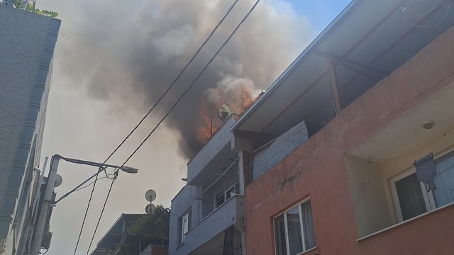 Bursa'da çatı katında çıkan yangın kamerada