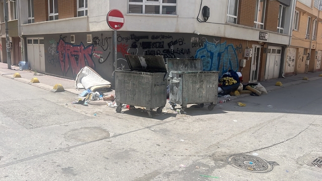 Tepebaşı'ndaki sokaklarda çevre ve görüntü kirliliğine sebep olan çöpler