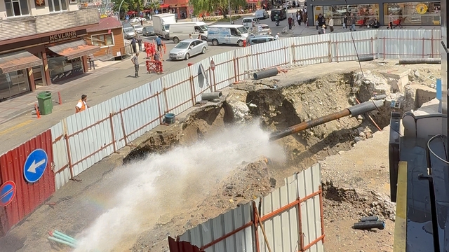 Rize'de tarihi köprünün restorasyon çalışması sırasında su borusu patladı