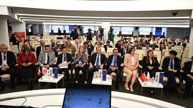 Başkan Seçer: "Çağdaş belediyecilik anlayışının en önemli aktörlerinden biri gençlerdir"