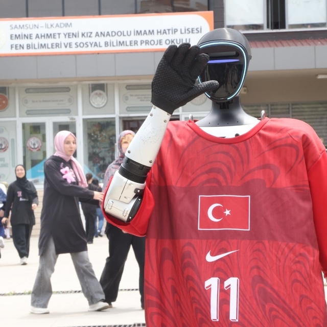 Türkiye'nin nüfusa kaydedilen ilk insansı robotu öğrencilerle bir araya gel...