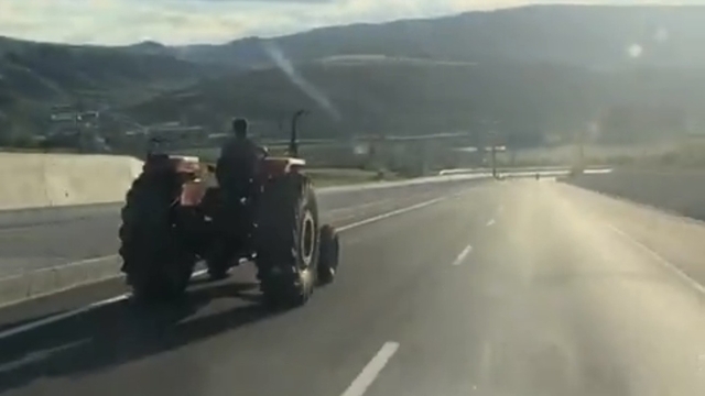 80 kilometre hızla giden aracı sollayan traktör sürücüsü kamerada