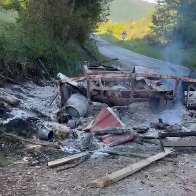Kastamonu'da park halindeki karavan ile iş makinesi yandı
