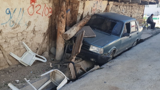 Uşak'ta bankta oturan 2 kişi otomobilin çarpması sonucu yaralandı