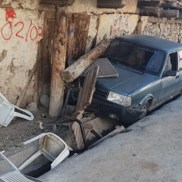 Uşak'ta bankta oturan 2 kişi otomobilin çarpması sonucu yaralandı