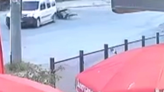 Hafif ticari araç ile çarpışan motosikletin sürücüsü yaralandı