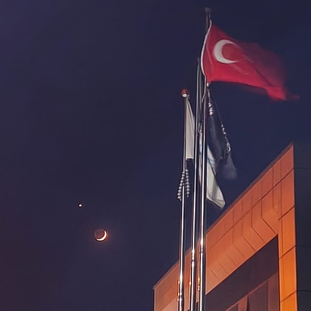 Türk bayrağı ile ay ve yıldız aynı karede