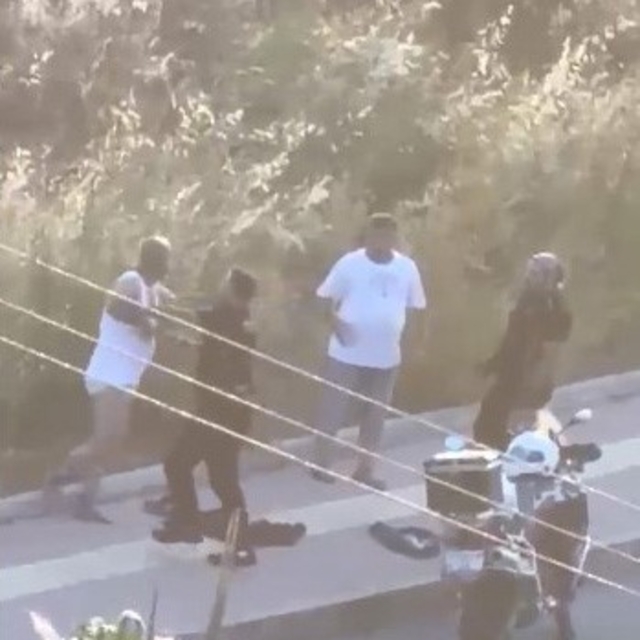 Mersin'de üst aramasında polislere direnen şahıslar ile polisler arasında a...