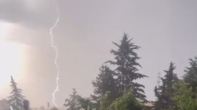 Kastamonu'da alev alev yanan jimnastik salonuna yıldırımın düşme anı kamerada