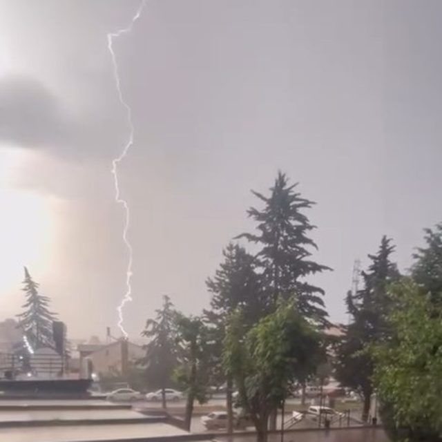 Kastamonu'da alev alev yanan jimnastik salonuna yıldırımın düşme anı kamera...
