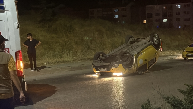 Virajı alamayan ticari taksi ters döndü: 2 yolcu yaralandı