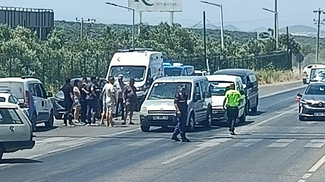 Ayvalık'ta Kozak kavşağında zincirleme kaza: 3 araç birbirine girdi