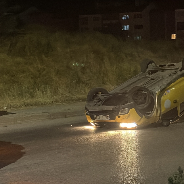 Virajı alamayan ticari taksi ters döndü: 2 yolcu yaralandı