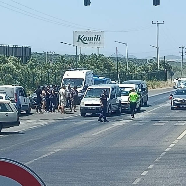Ayvalık'ta Kozak kavşağında zincirleme kaza: 3 araç birbirine girdi