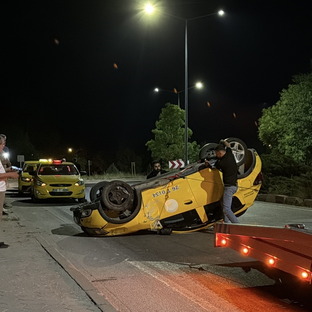 Eskişehir'de takla atan taksideki 2 yolcu yaralandı