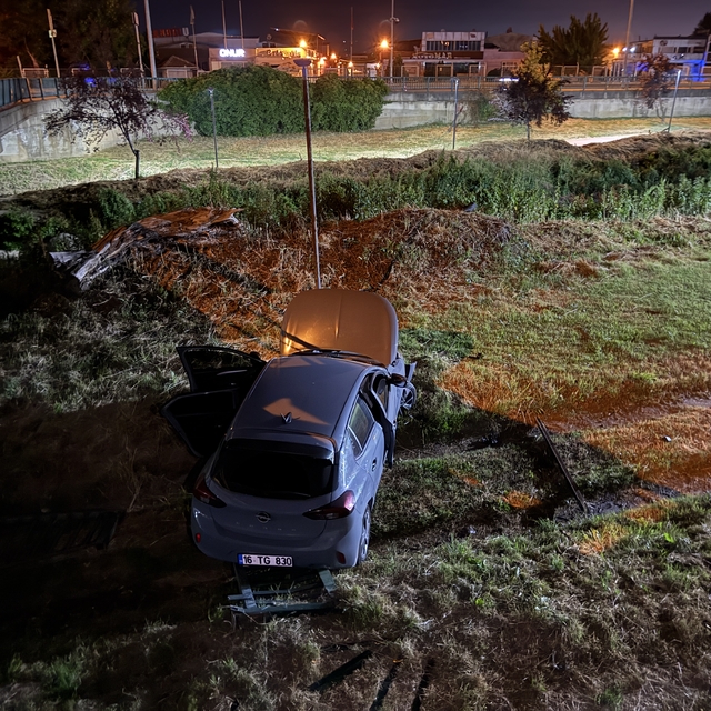 Bursa'da dere yatağına düşen otomobilin sürücüsü yaralandı