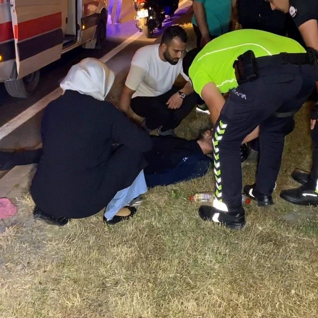 Devrilen motosikletten düşen genç yaralandı, annesi yanından ayrılmadı