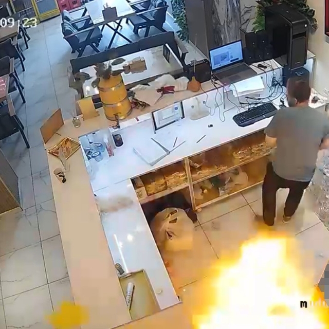 Yüksekova'da kafede mutfak tüpü patladı: Olay anı kamerada