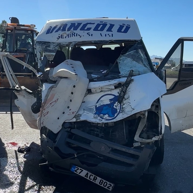Yüksekova'da yolcu minibüsü ile kamyon çarpıştı: 2 ölü, 3 yaralı